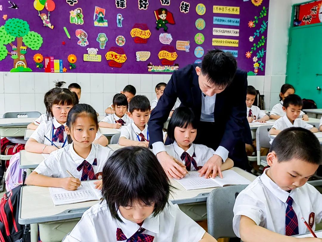 石碣四海学校和东盈学校哪个好,石碣四海学校2023年学费多少钱