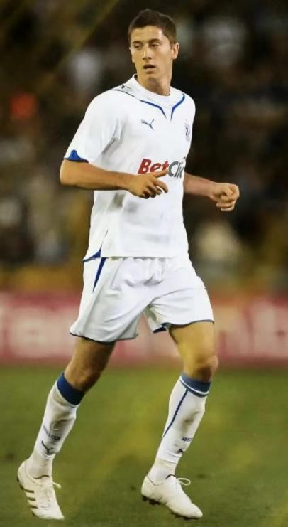 两位锋霸的故事，一个还在场上驰骋，一个坐在了教练席