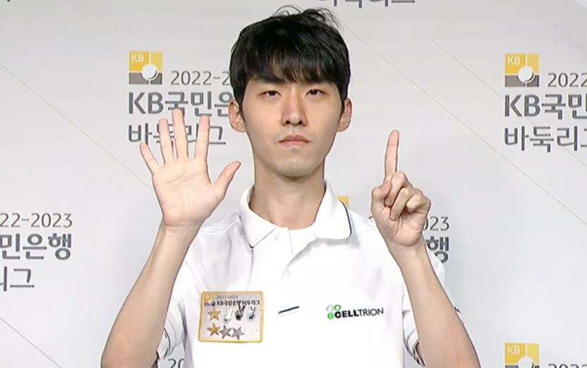 韩国联赛上演棋手喜剧人有人新婚秀恩爱有人合十为谁哀