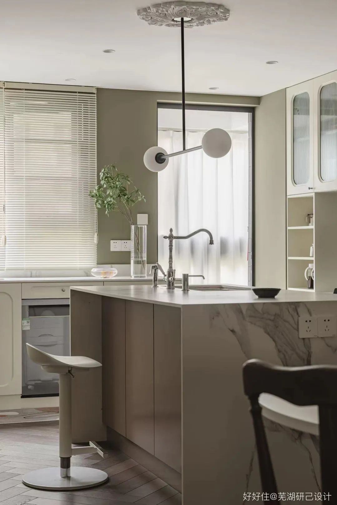 入户门正对次卧户型,长条户型进门对着次卧