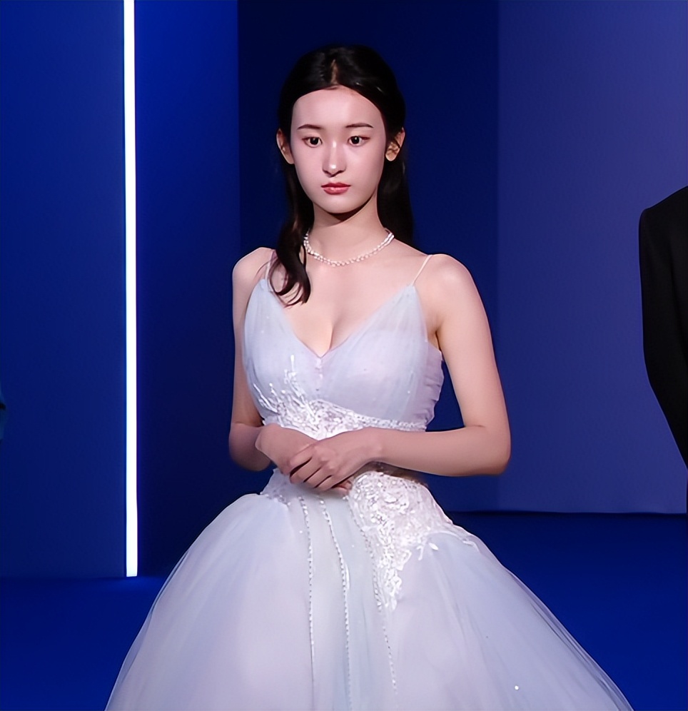 上海这一夜，内娱来了一大半，吴京谢霆锋拿大奖，冯小刚忙着交际