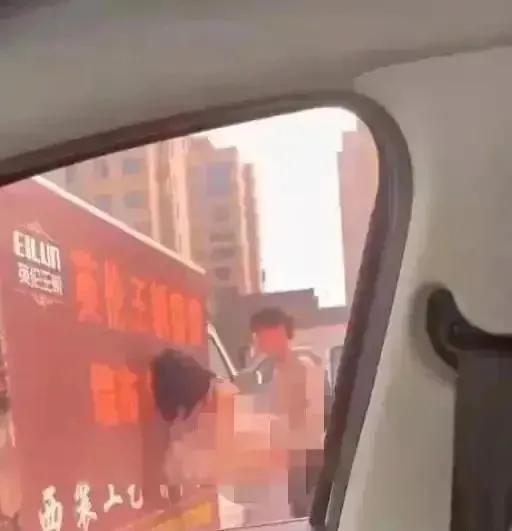 震惊！小情侣大白天公然上演大尺度动作片