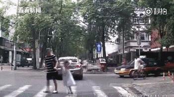 核酸检测站两女发生矛盾大打出手,父子核酸检测点殴打民警