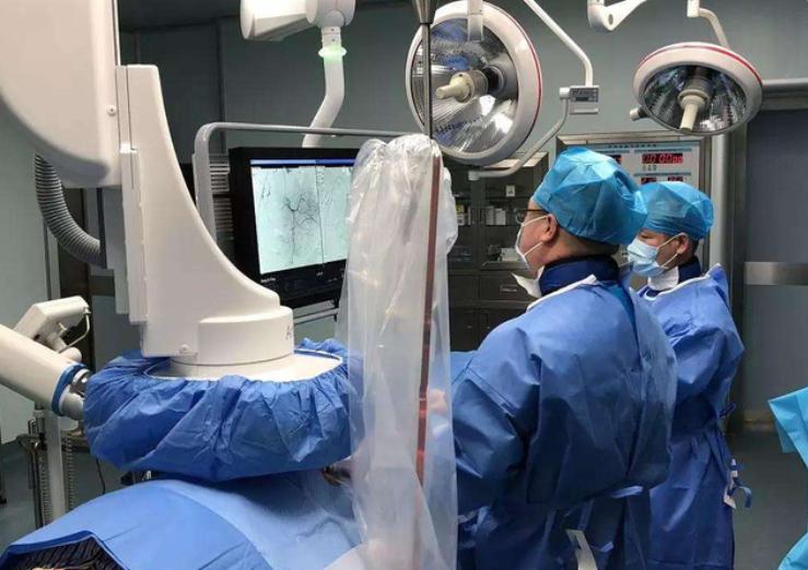 河南男子掉入油锅后来怎么样了,河南男子掉进油锅