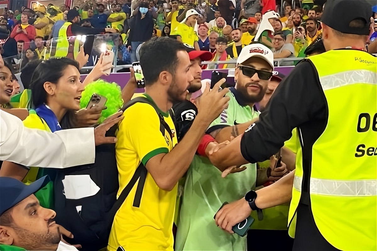 内马尔伪装成路人秀球技,假扮明星内马尔出街