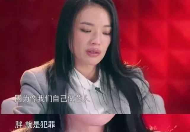 45岁舒淇再次开始减肥,穿长裙躺椅子上太紧绷,腰部凹陷头发凌乱