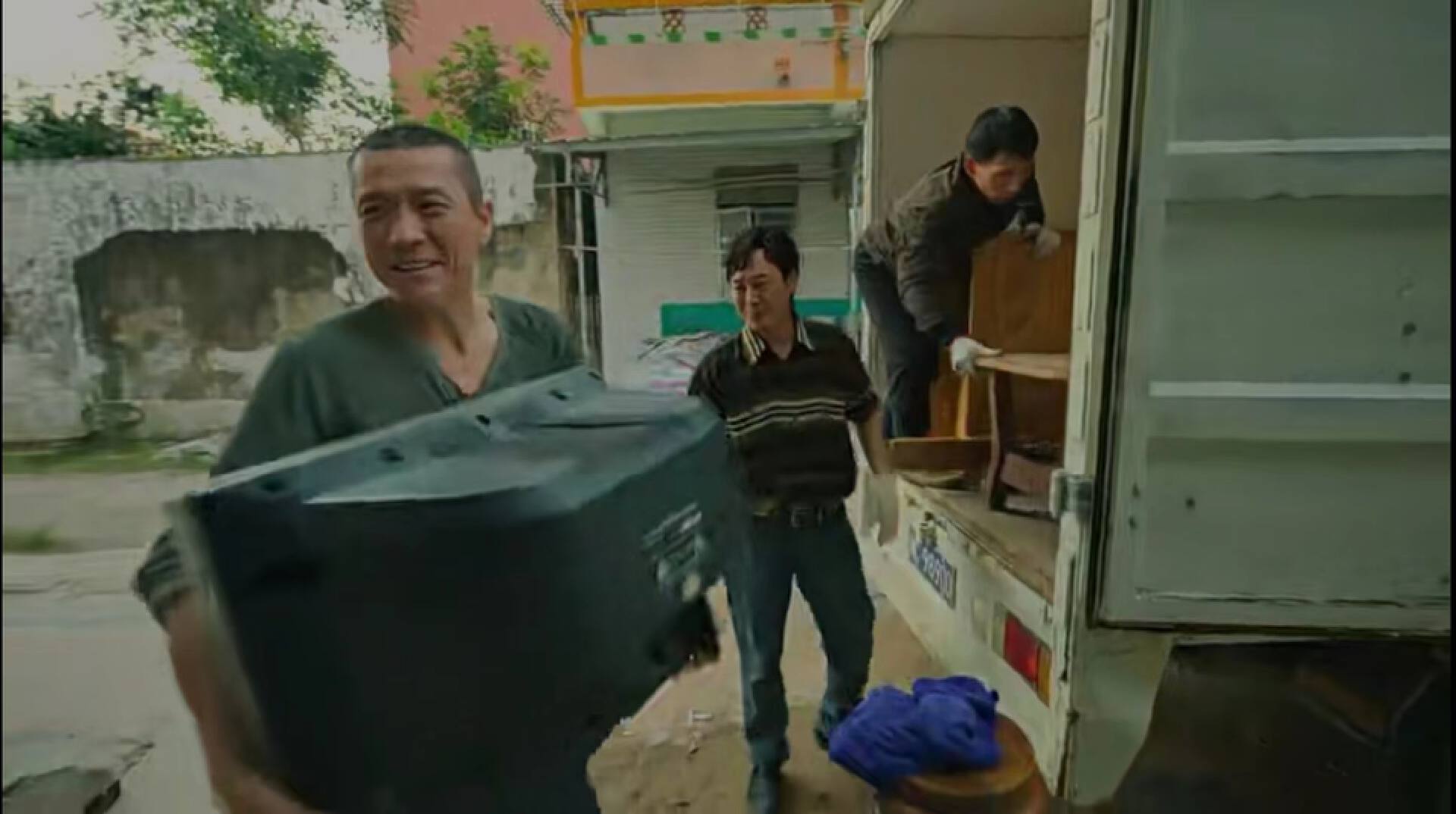 狂飙里的等离子电视是哪一款,狂飙摔下舞台