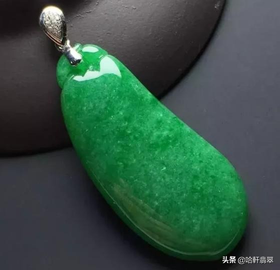 同样是翡翠，为啥带色的翡翠那么贵？尤其是绿色