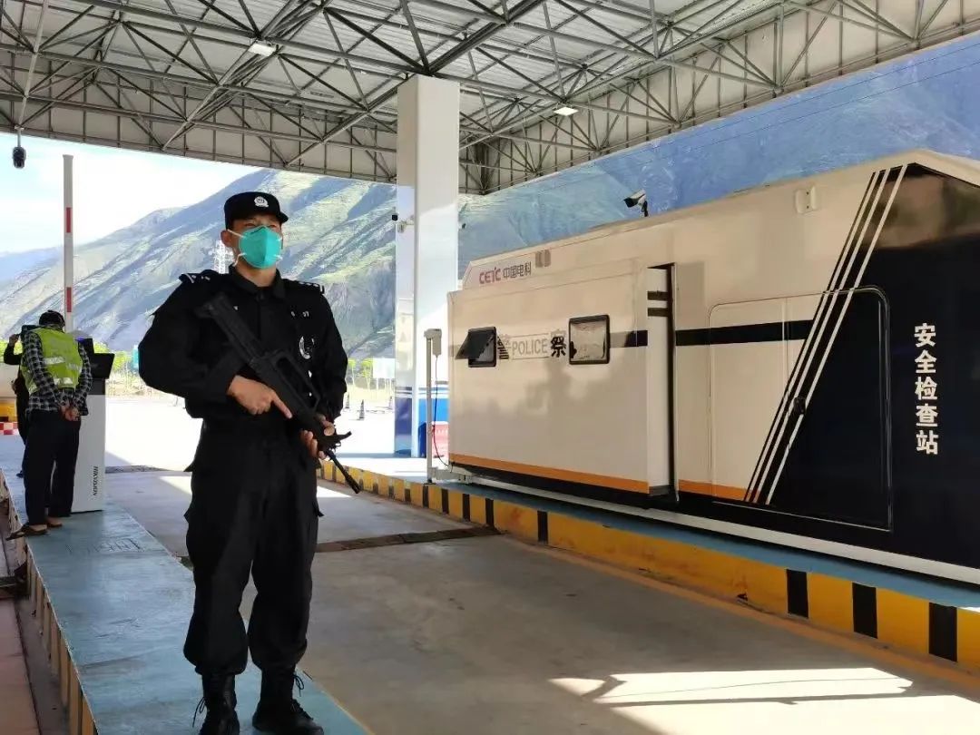 警察查无人区拦车真实事件,警察在马路拦车抓捕现场