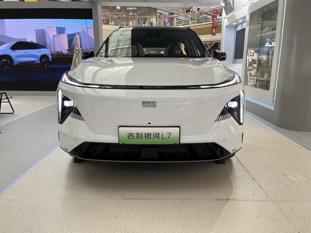 吉利银河l7全新suv棕灰,银河l7宋plusdmi数据对比