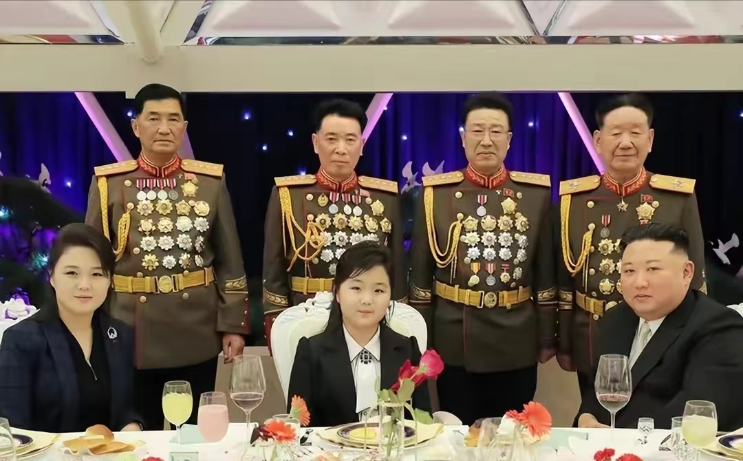 朝鲜第一夫人甘当女儿绿叶！戴导弹项链，旺夫脸比韩国夫人美多了