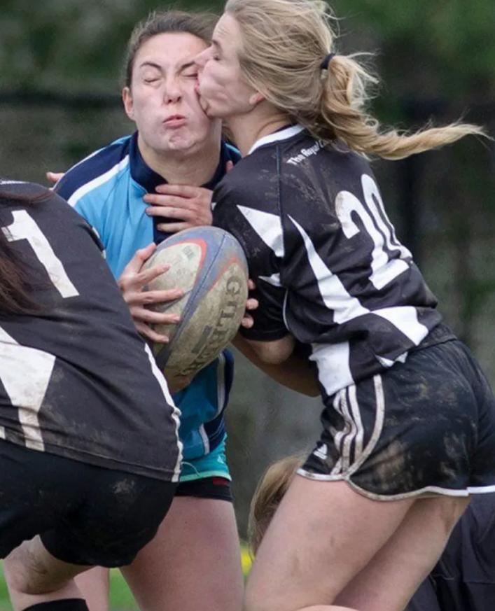 赛场上搞笑的瞬间救人,职业赛场上的十大爆笑场面