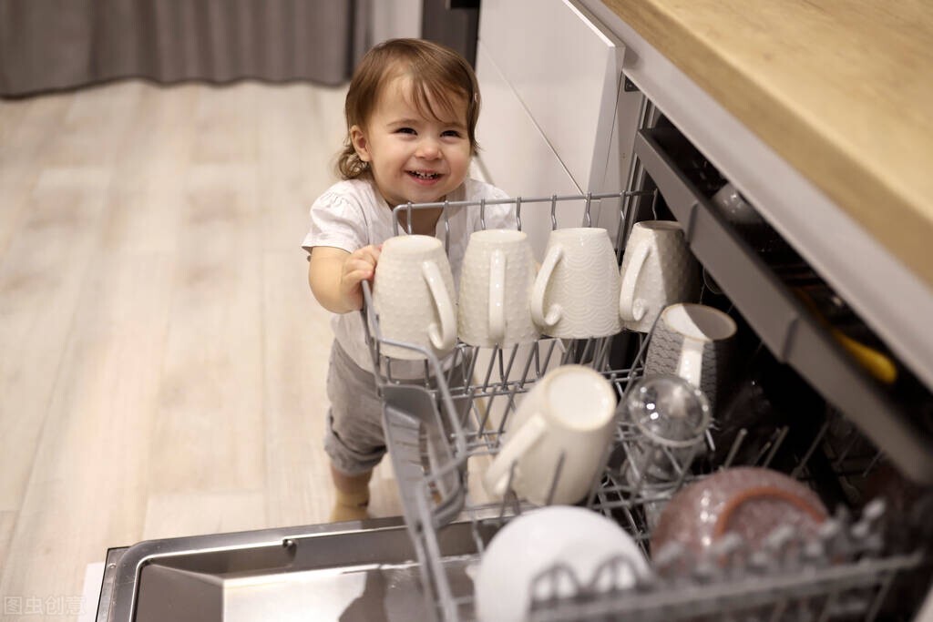 闺女上学谈恋爱怎么办,养女在家里没地位27岁不敢谈恋爱