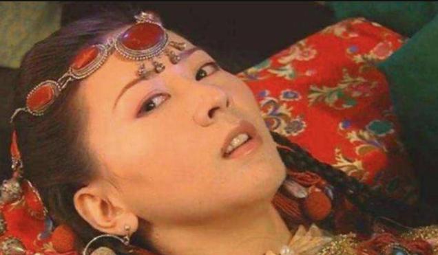 事实证明，为了钱选择当“裸模”的汤加丽，已经走上了另一条大道