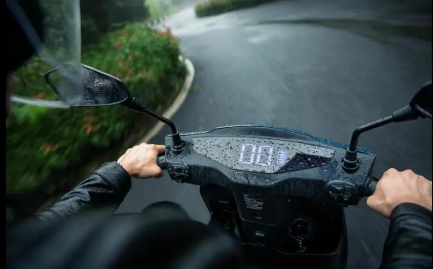 电动车淋雨之后一走一停怎么回事,淋雨后电动车一顿一顿的不走