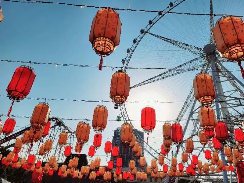 上海游客豫园观赏新年灯会,正月十五元宵节上海哪里有灯会