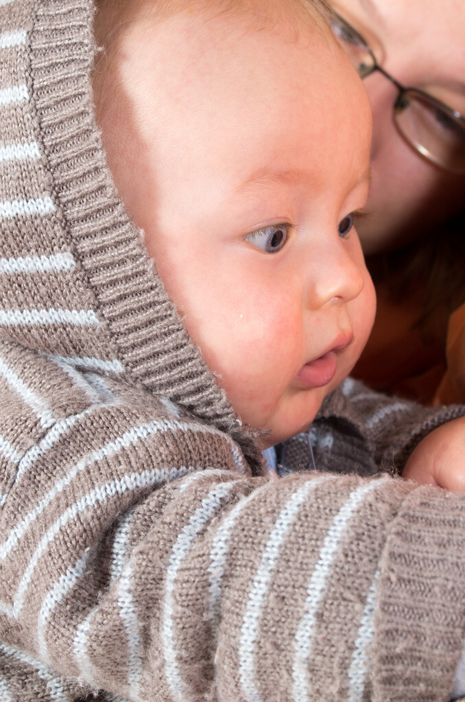 两个多月的宝宝怎么培养智力,怎么和八个月的宝宝互动