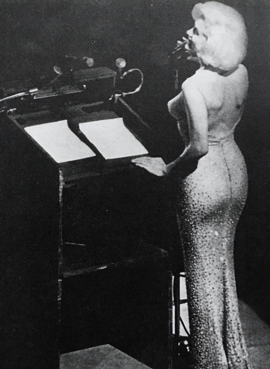 肯尼迪生日宴上梦露穿着,玛丽莲梦露在肯尼迪生日宴会上