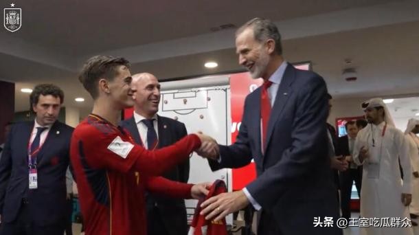 莱后给国家女队长颁奖，公主试训足球运动员，西班牙王室爱看球！