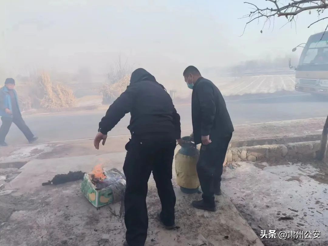春节我在岗交警暖民心,春节我在岗交警帮扶群众暖人心