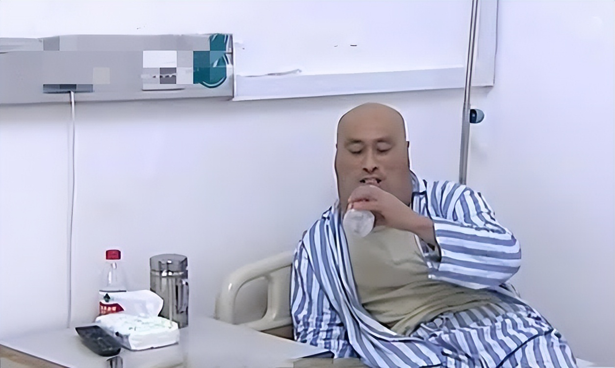 男子一年喝一千斤酒膀子像河马,男子喝酒脖子变河马脖