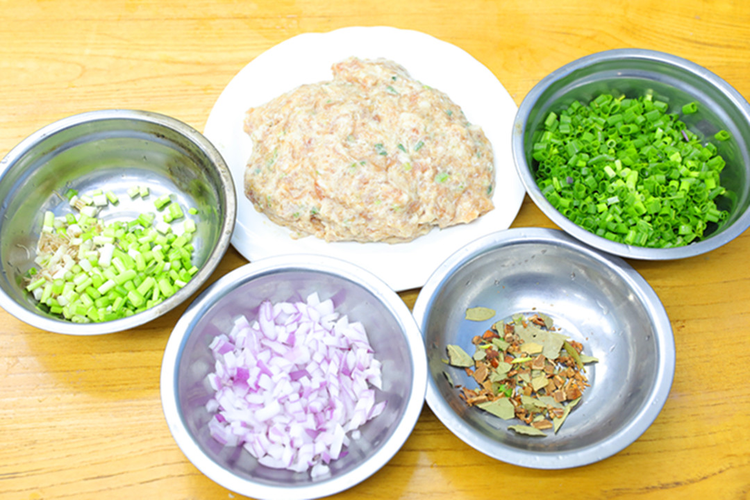 馄饨吃着像饺子?那是馅没调好!牢记“放1味加1油”,馅香汤又鲜