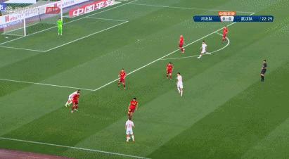 中国球员一脚踢到日本球员头上,中国球员踢过欧洲联赛