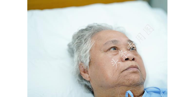 在儿子家养老，儿媳做饭摔摔打打，我一看厨房垃圾桶，连夜回家