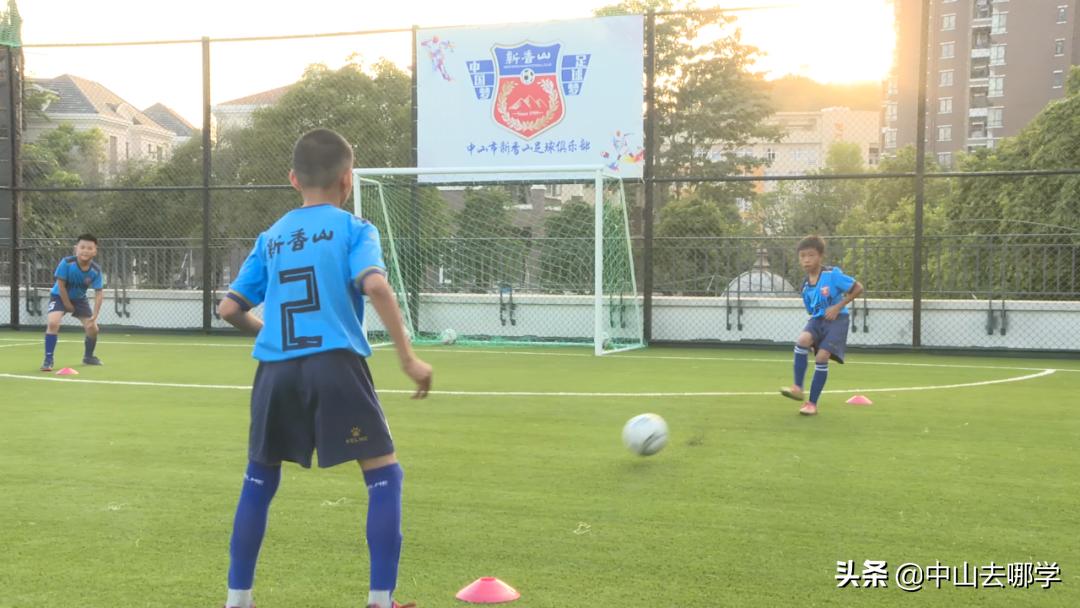 在室内足球场踢足球,在足球场里踢足球