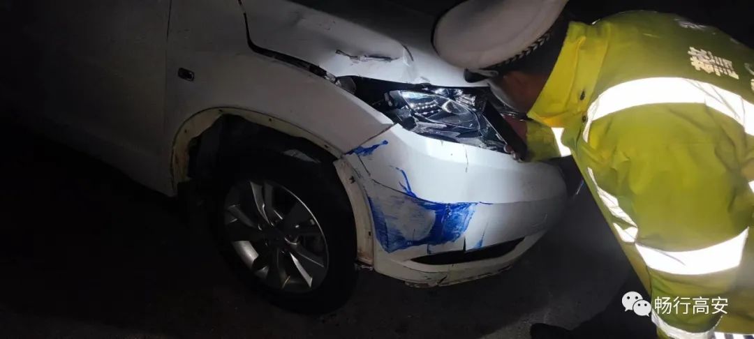 白色轿车违法超车肇事逃逸,违规掉头肇事逃逸