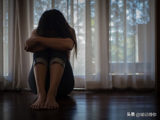 男子低头玩手机差点被绊倒,男子低头玩手机过马路被撞