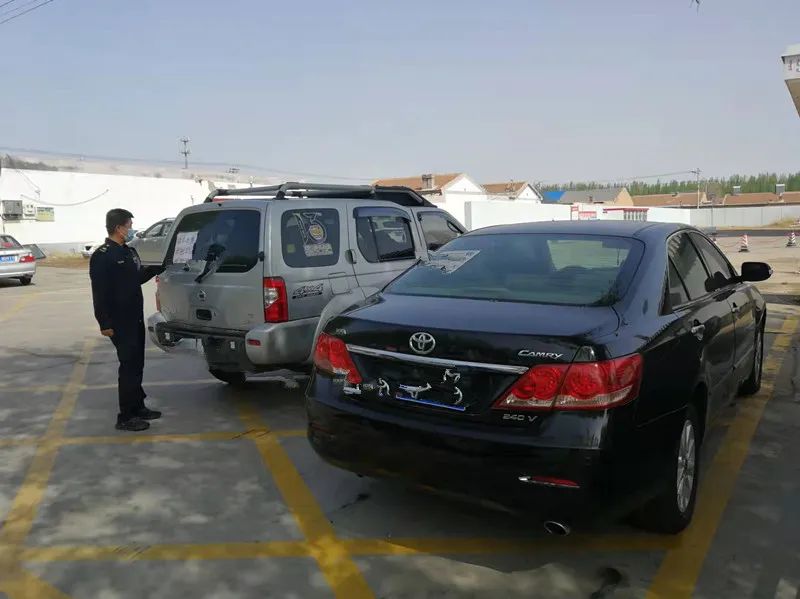 店主霸占公共车位被处罚,二手车长期霸占公共停车位