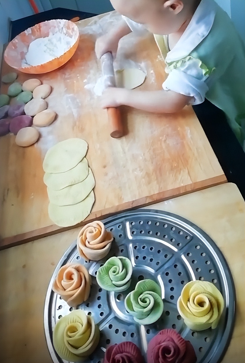 有趣3岁小男孩痴迷做花式面点,花式包子儿童
