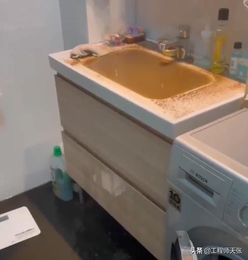 为什么不能买2楼？隔离后返家发现污水遍地，上海一女子很受伤