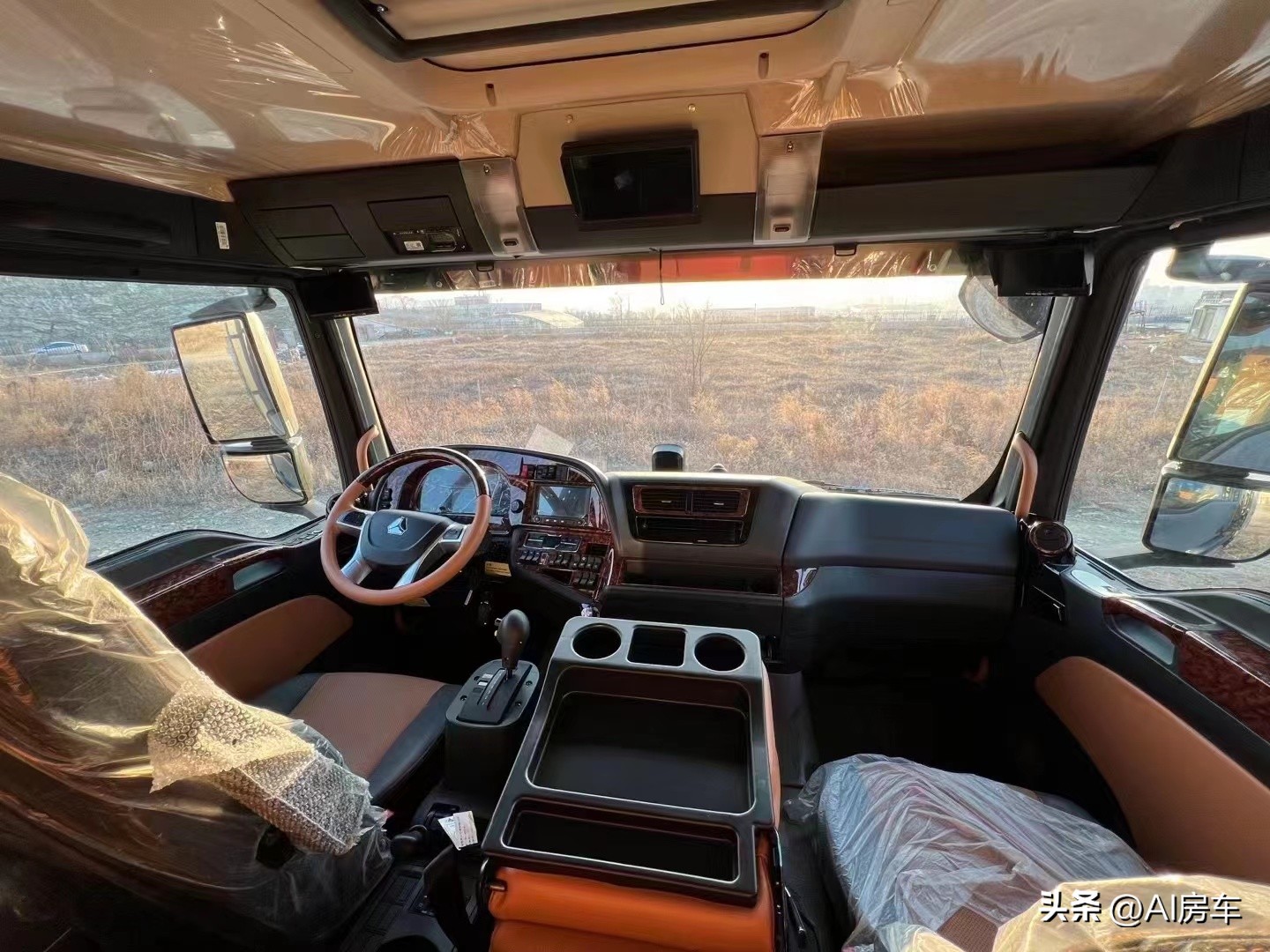 新重汽豪沃4x4越野房车自驾视频,重汽无疆4x4四驱越野房车氮气减震