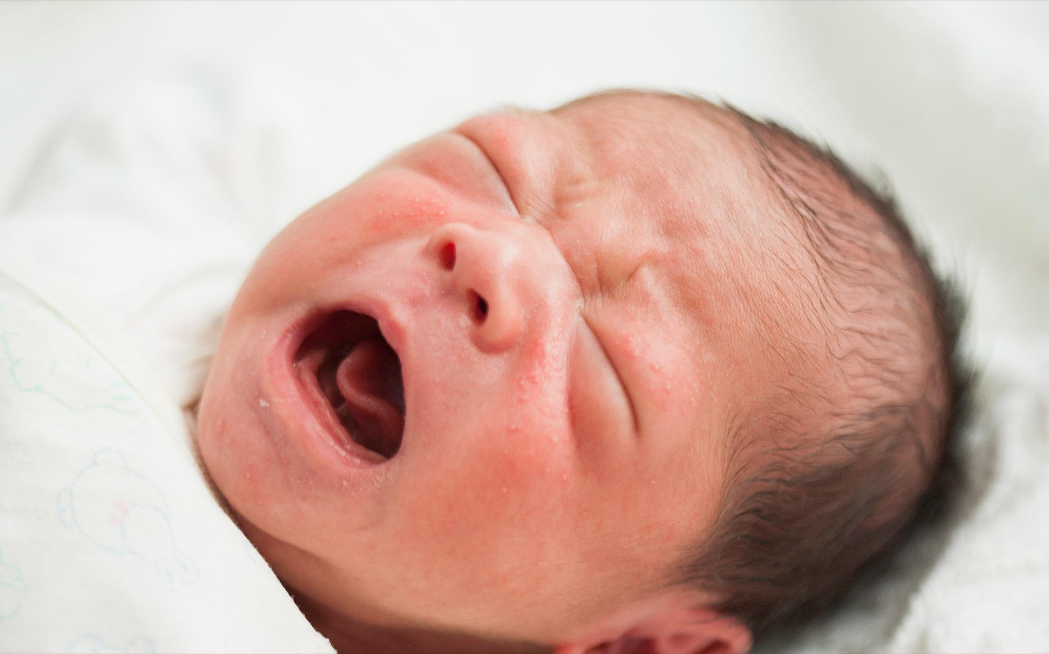 一招教你解决宝宝哭闹,无论真哭还是假哭