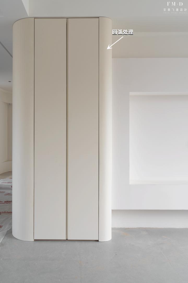 客厅白墙电视墙,电视墙有门做大白墙