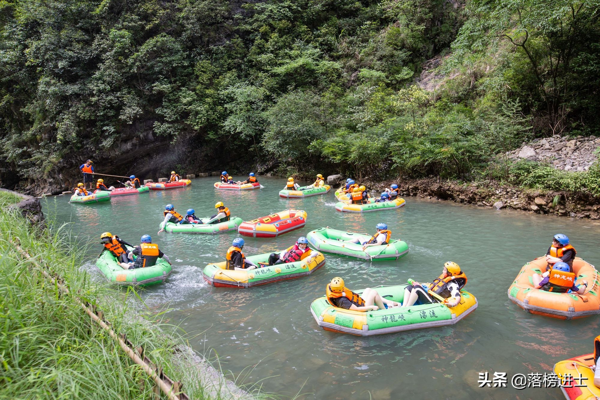 重庆神龙峡，位于青山绿水之间，环境秀美，是夏季避暑的好去处