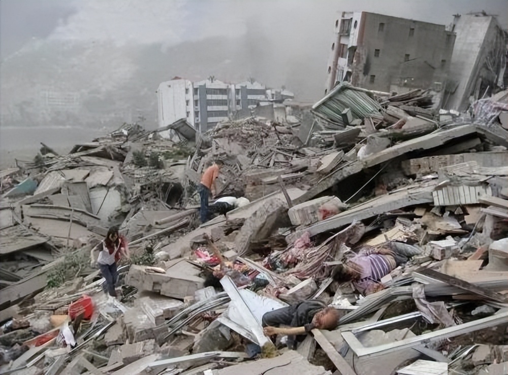汶川地震后励志要当空降军的男孩,08年汶川地震第一次到灾区的部队
