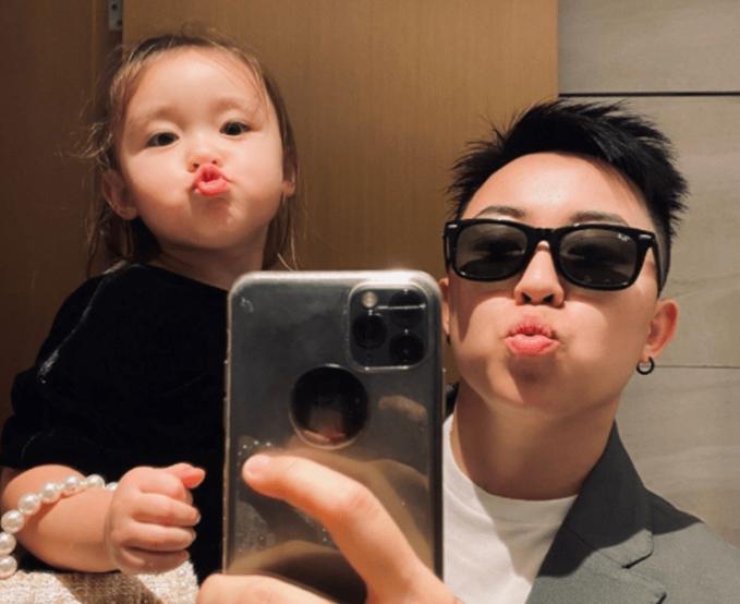 女子斥巨资生混血女儿新闻,吉林女子自己试管生孩子