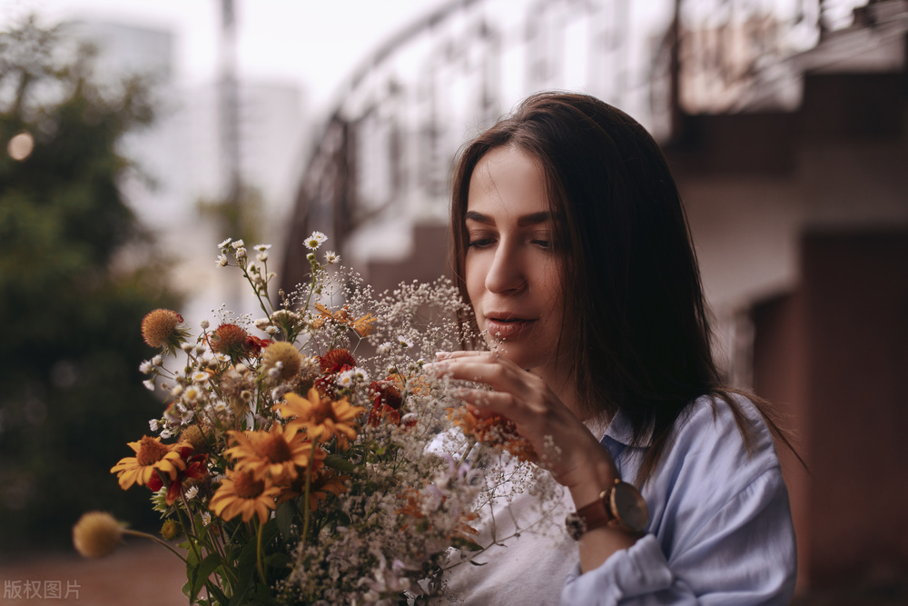 狮子座喜欢一个人的时候生气了,狮子座喜欢一个人会学对方说话吗