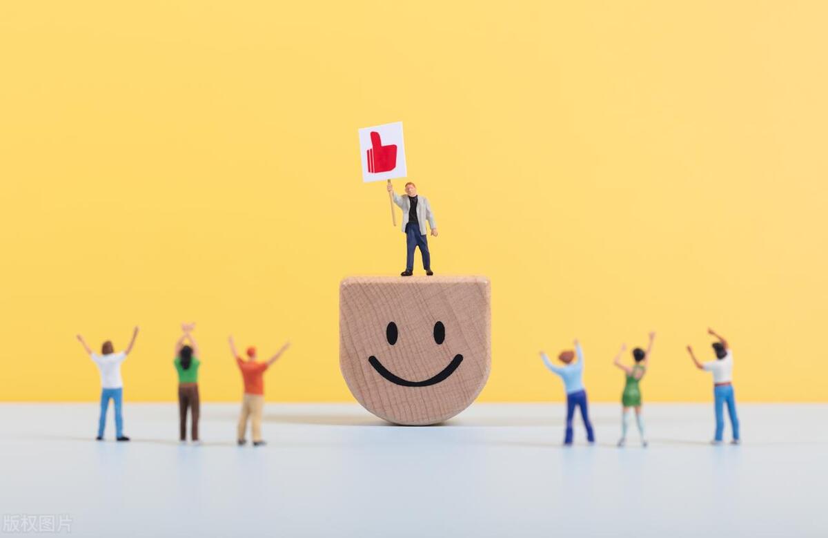 尽管是假新闻，评论区的留言却值得令人深思：是谁对大学生不满？