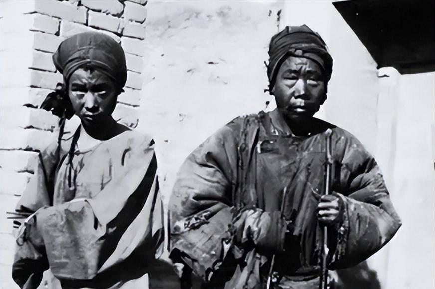 30张古韵流芳老照片:丰盈体态映风姿,民国女子少妇风韵足