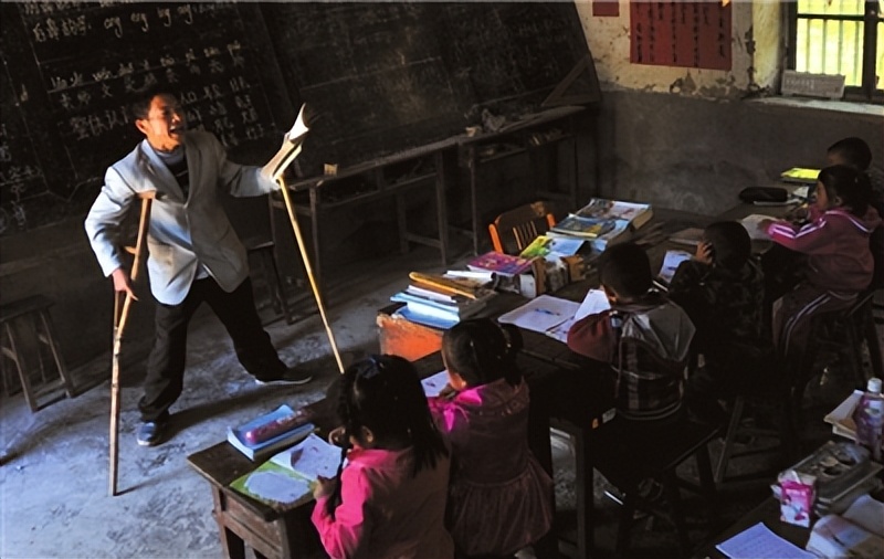 11年前，那个“拄着双拐”给山区孩子上课的谭定才，后来怎么样了