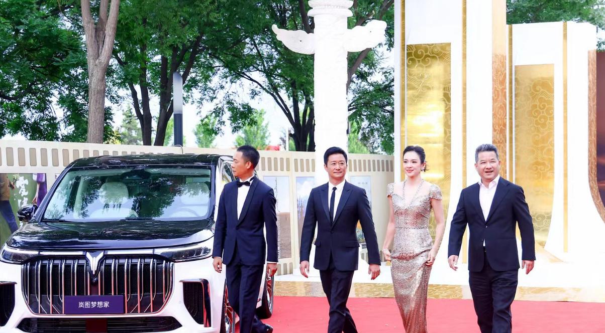 吴京在华表奖好忙,吴京红毯西装