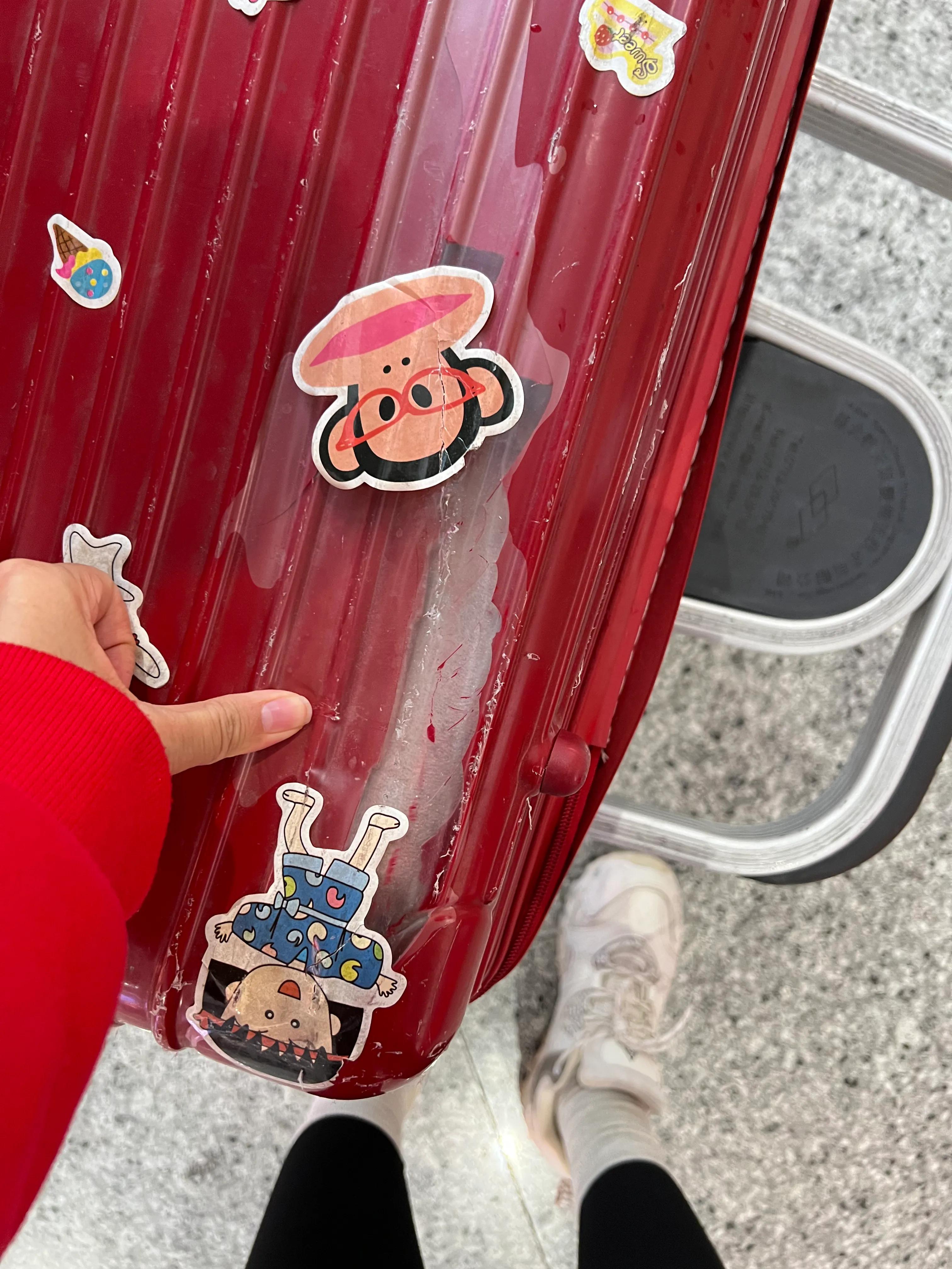 下飞机回家发现行李箱坏了怎么办,坐飞机发现托运的箱子坏了