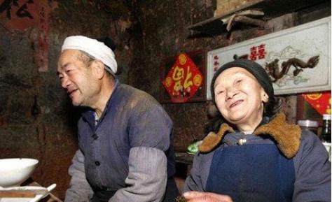 那个带着妻子隐居山林，徒手凿出爱情天梯的男人，已经去世15年了