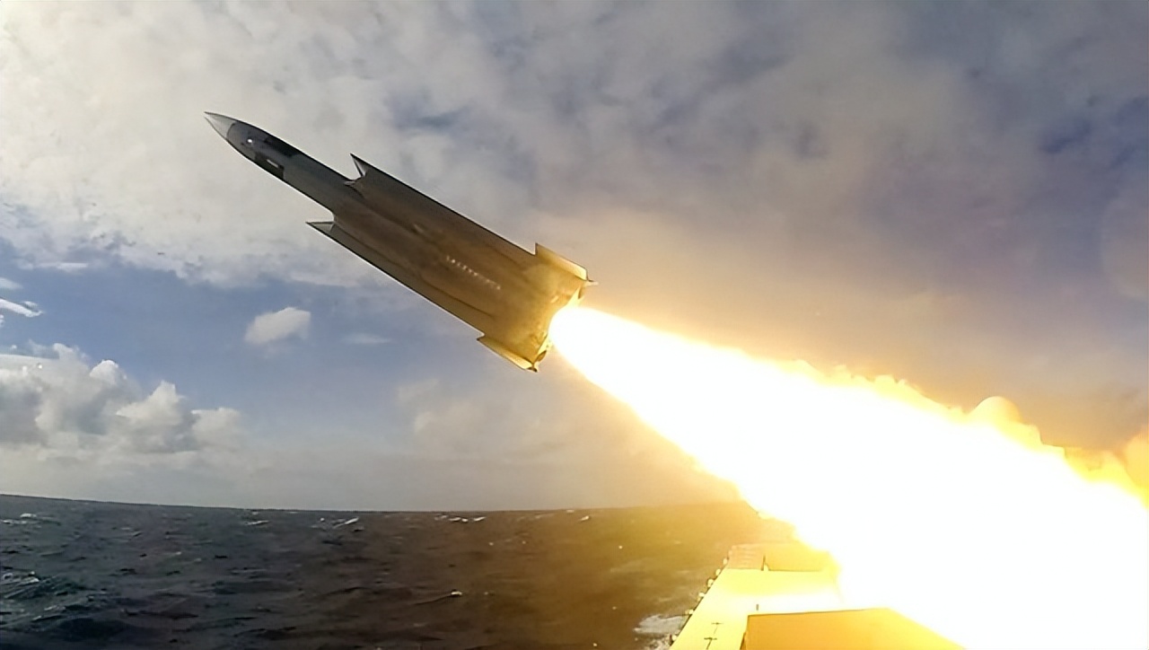 中国第2艘055万吨大驱已下水,003航母055大驱战力评价最新消息