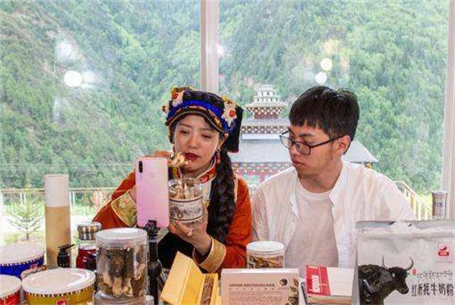 四川姑娘放弃高薪坚守大山,四川女孩嫁藏族小伙放弃百万年薪