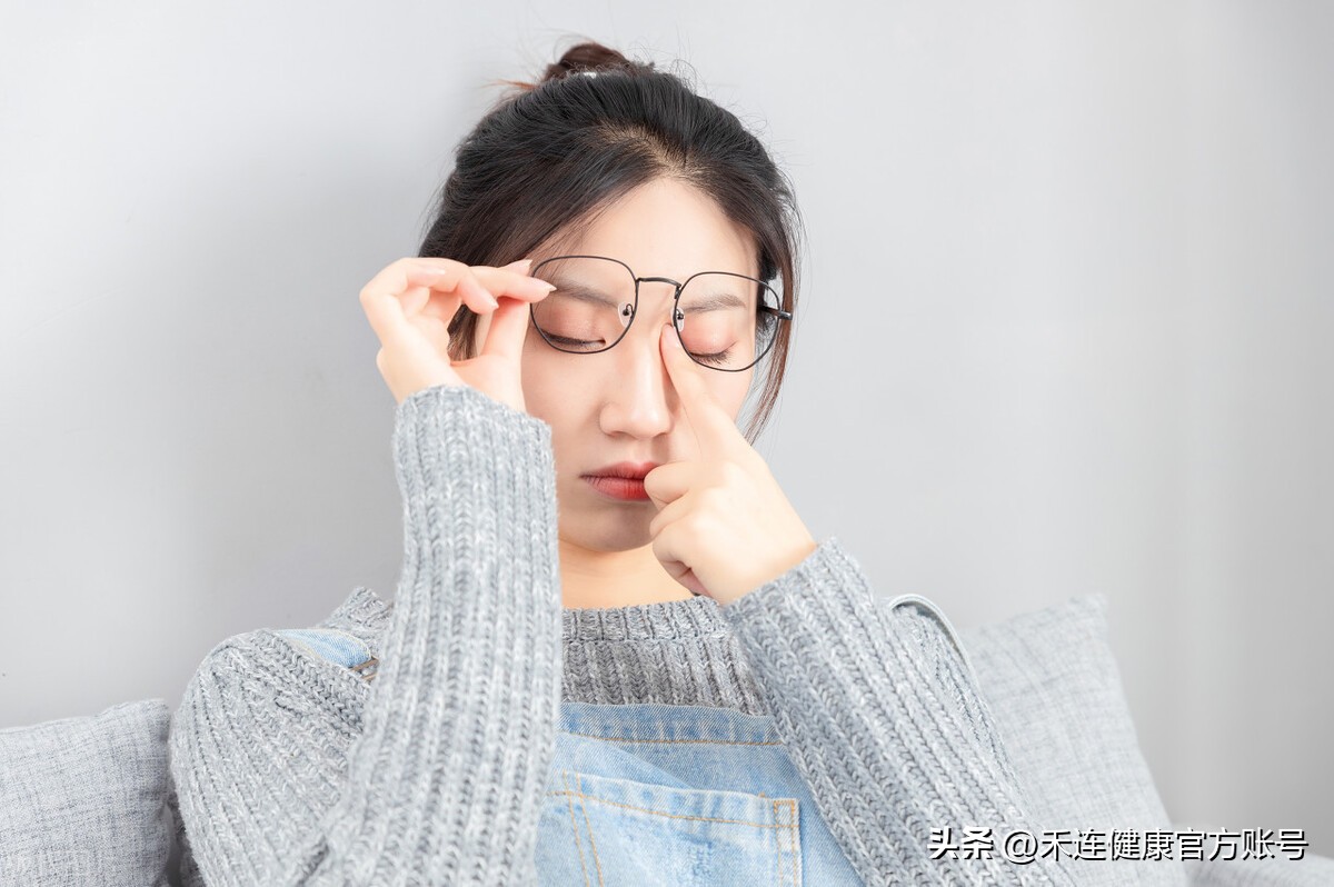 眼珠突出眼皮肿是什么情况,眼睛肿眼珠子变白是为什么